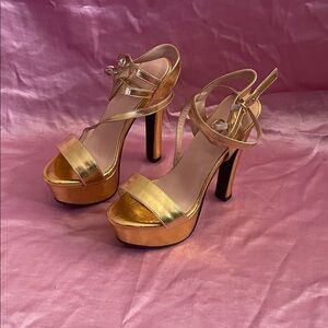 Windsor Gold Platform Heels ✨